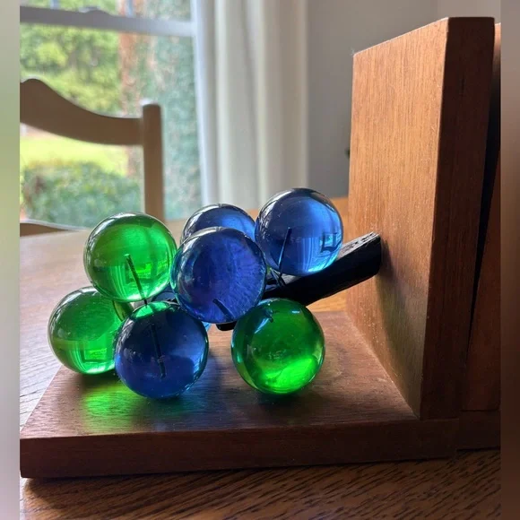 Mid-Century Modern Vintage Blue & Green Lucite Grapes mounted wooden Bookend - Picture 5 of 12